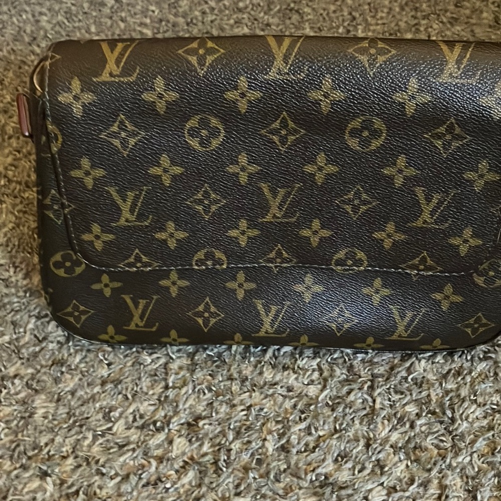 This is a 1990’s vintage Louis Vuitton purse in excellent condition